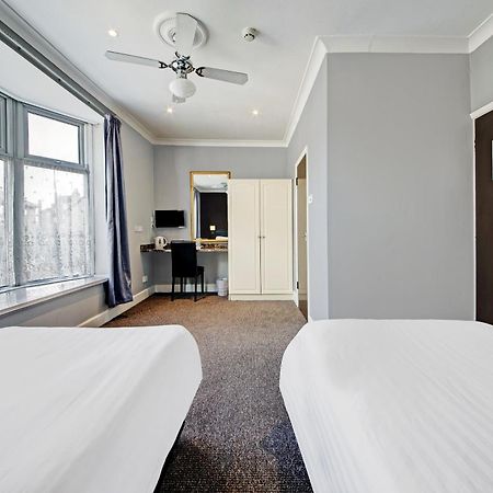 Oyo Bostons Manor Hotel, Hanwell London Greenford  Bagian luar foto