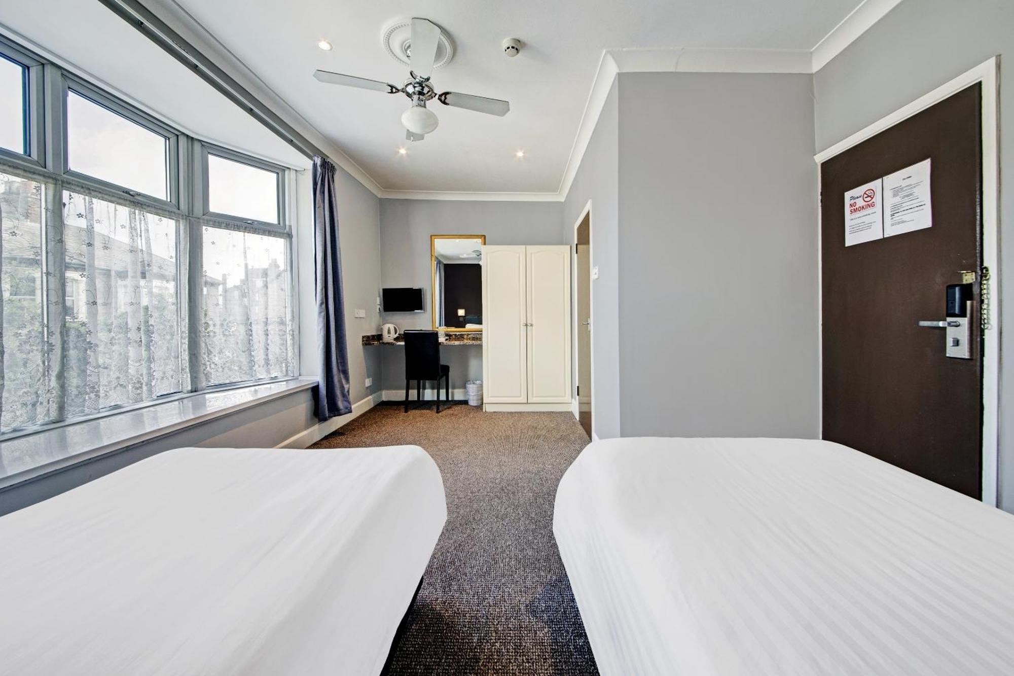 Oyo Bostons Manor Hotel, Hanwell London Greenford  Bagian luar foto