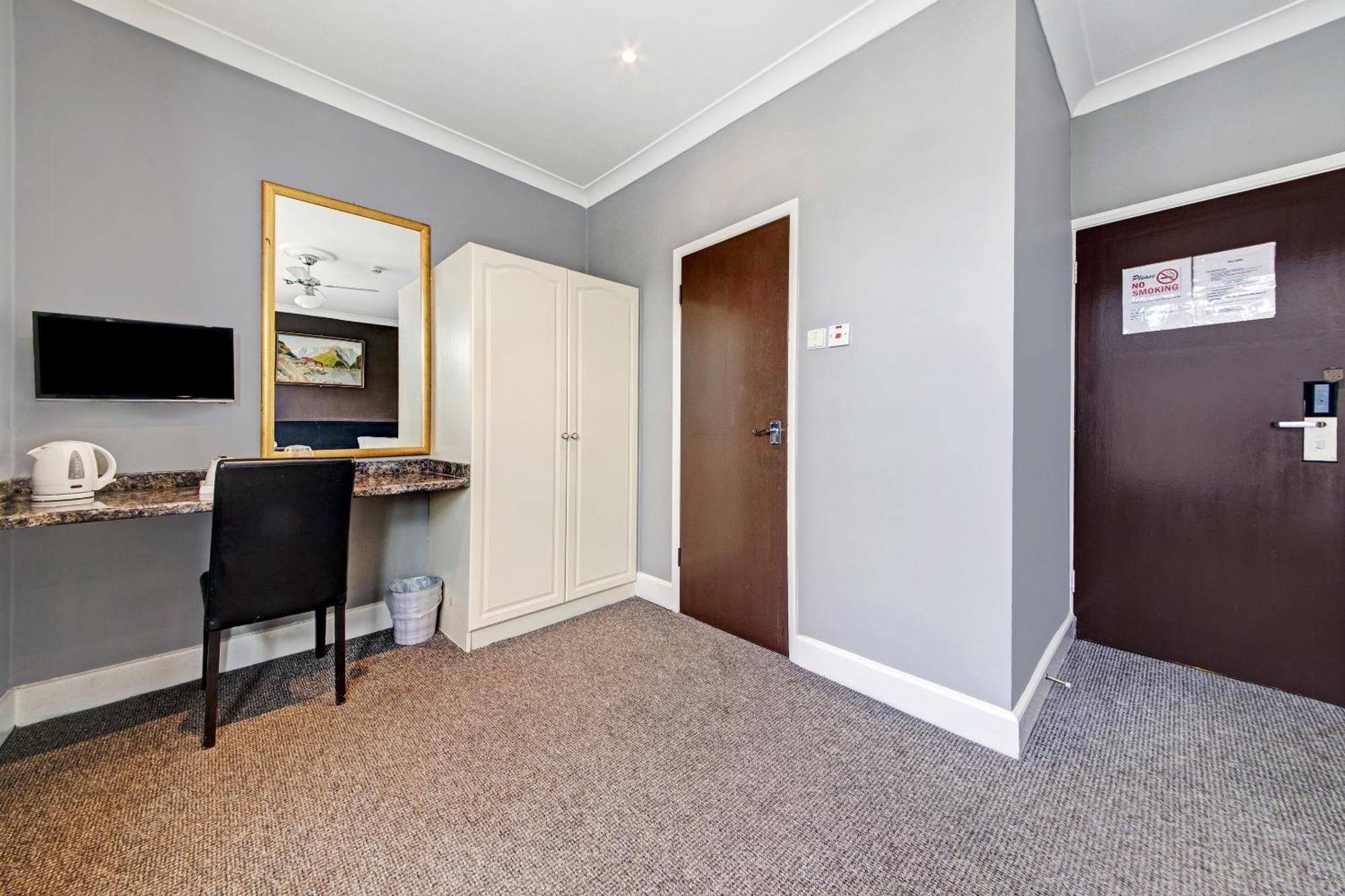 Oyo Bostons Manor Hotel, Hanwell London Greenford  Bagian luar foto
