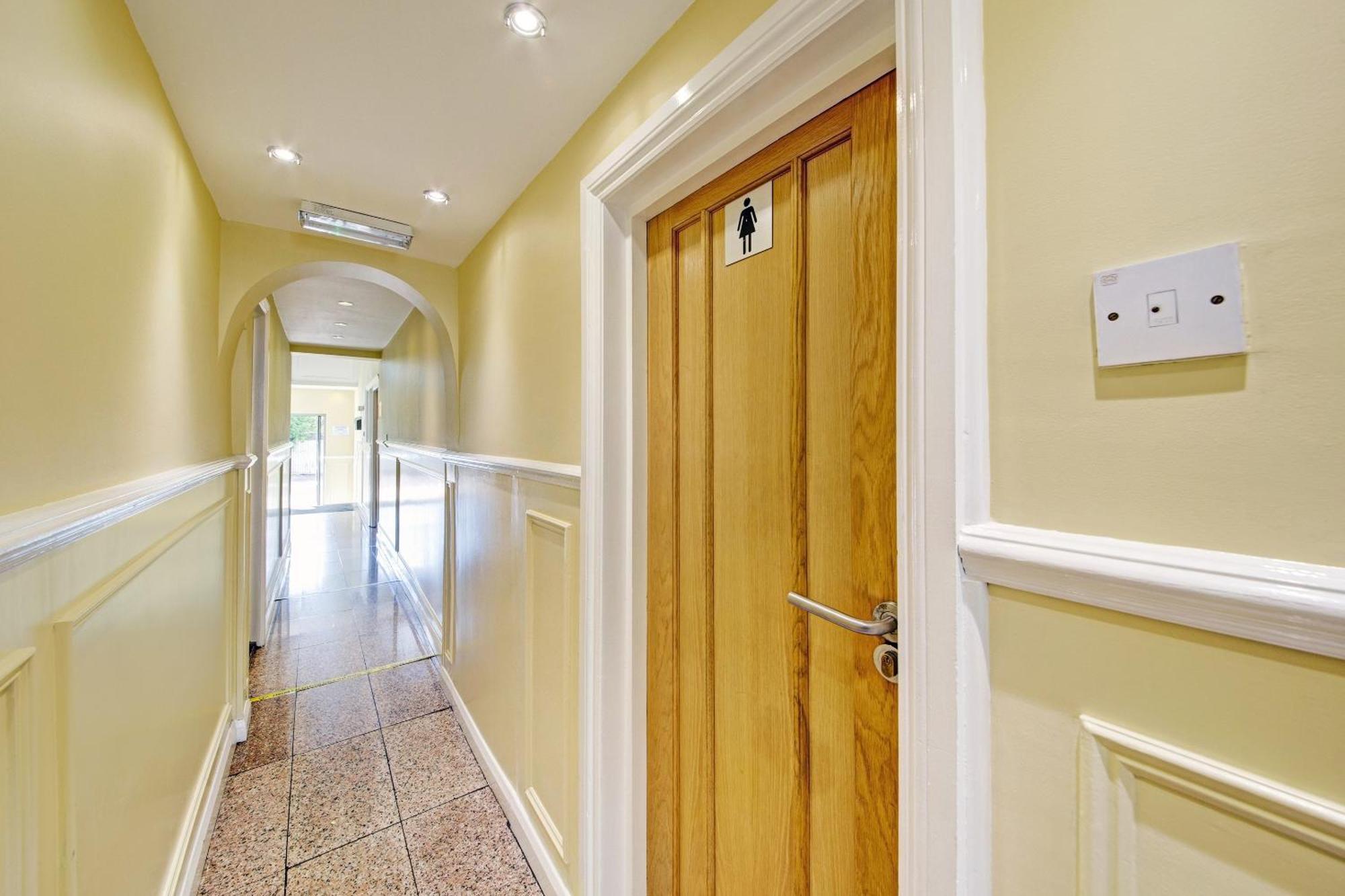 Oyo Bostons Manor Hotel, Hanwell London Greenford  Bagian luar foto