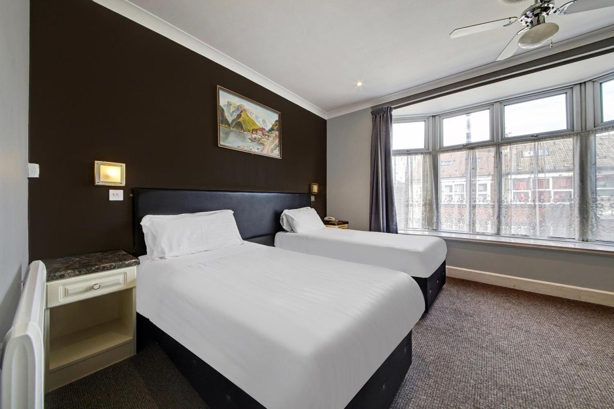 Oyo Bostons Manor Hotel, Hanwell London Greenford  Bagian luar foto