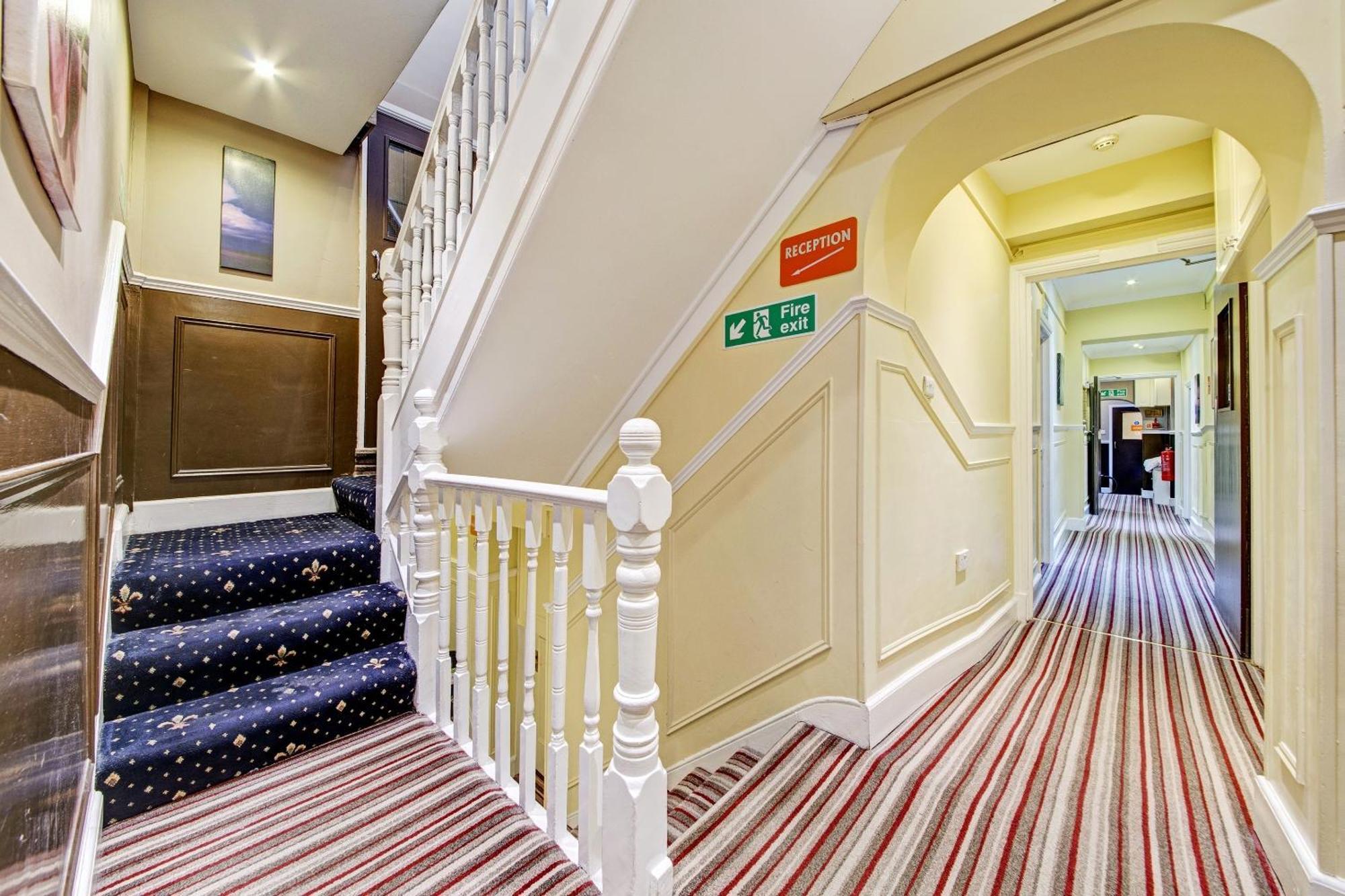 Oyo Bostons Manor Hotel, Hanwell London Greenford  Bagian luar foto