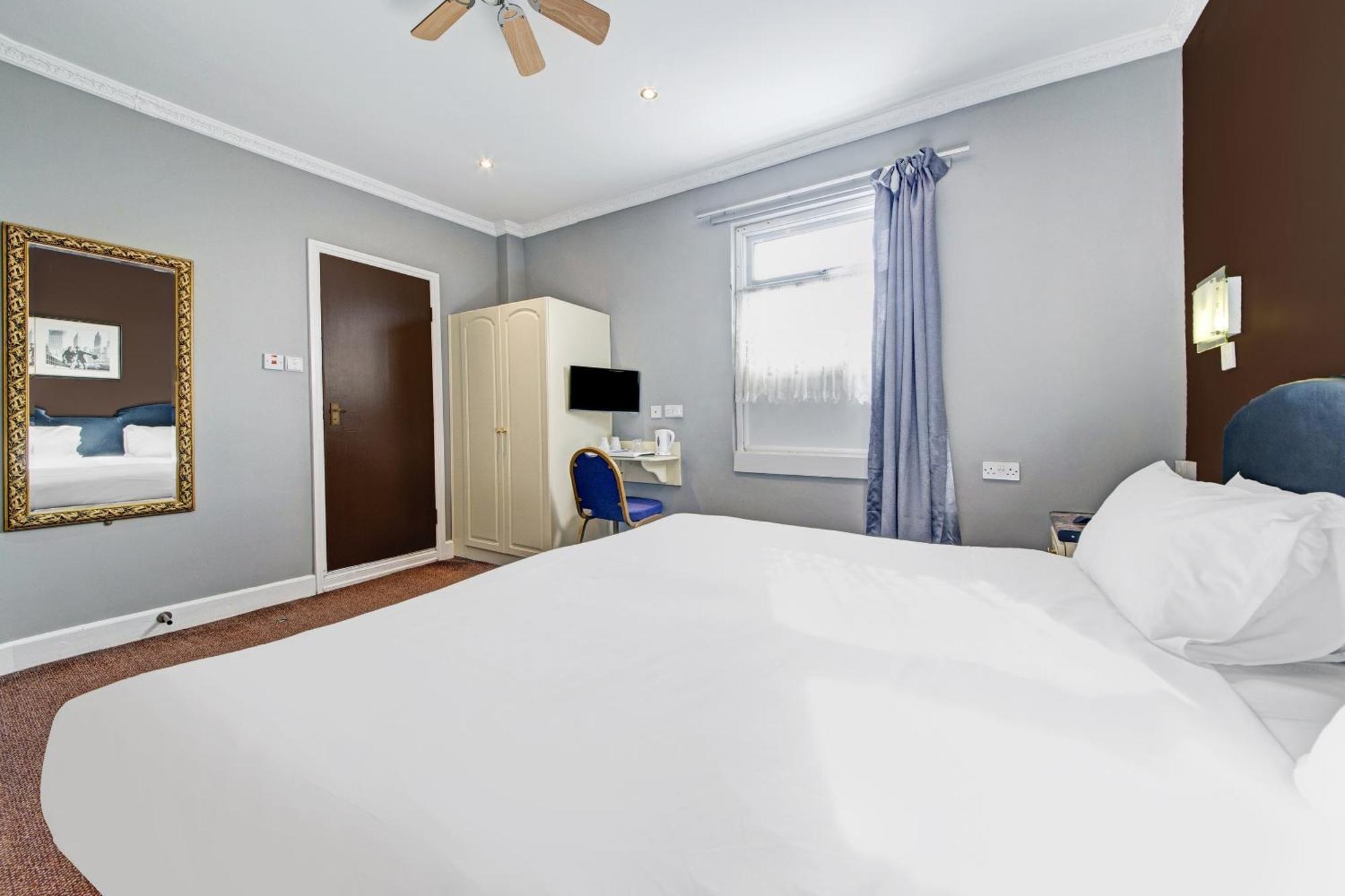 Oyo Bostons Manor Hotel, Hanwell London Greenford  Bagian luar foto