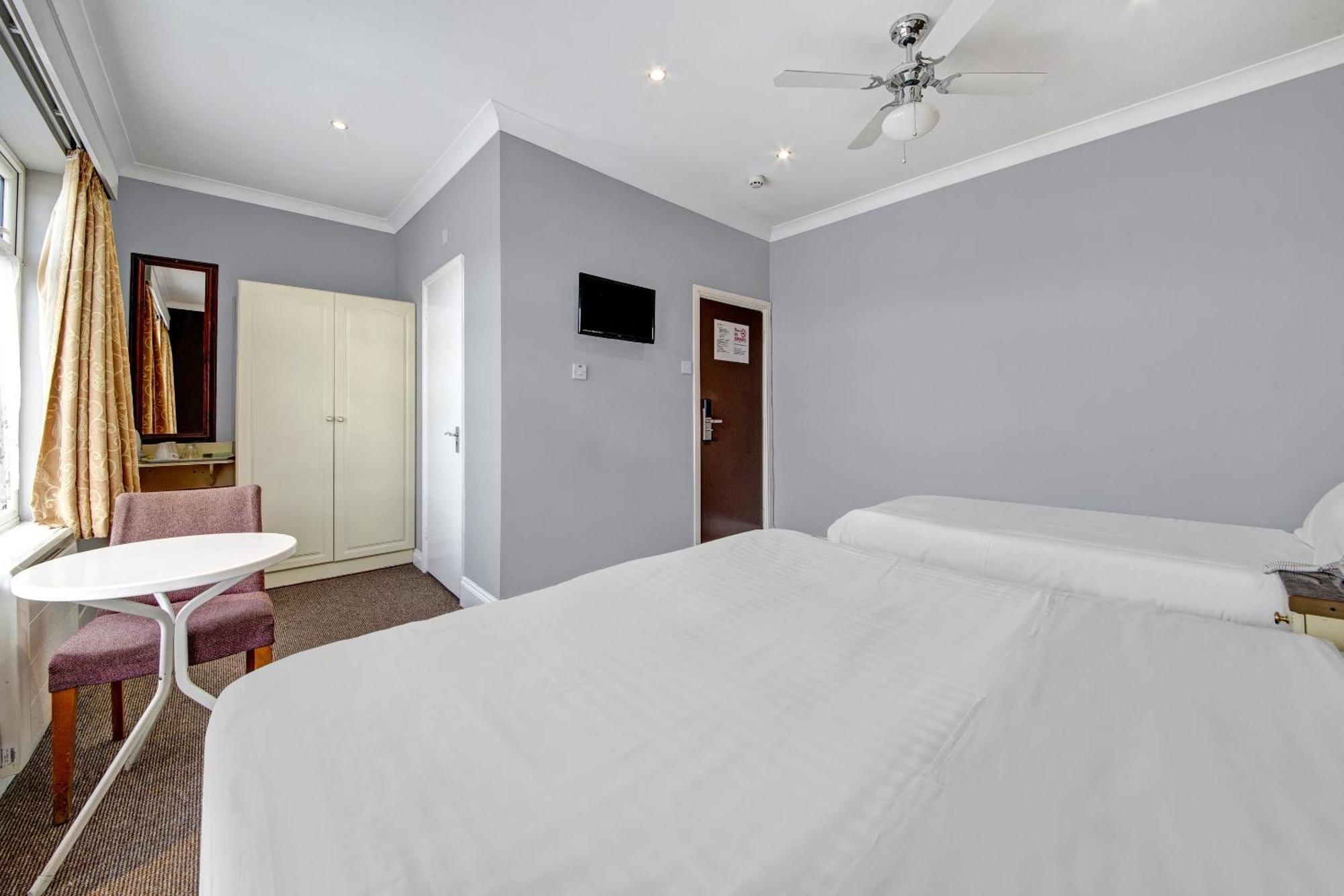 Oyo Bostons Manor Hotel, Hanwell London Greenford  Bagian luar foto
