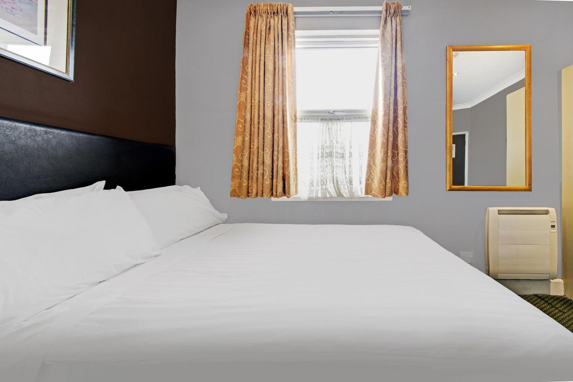 Oyo Bostons Manor Hotel, Hanwell London Greenford  Bagian luar foto