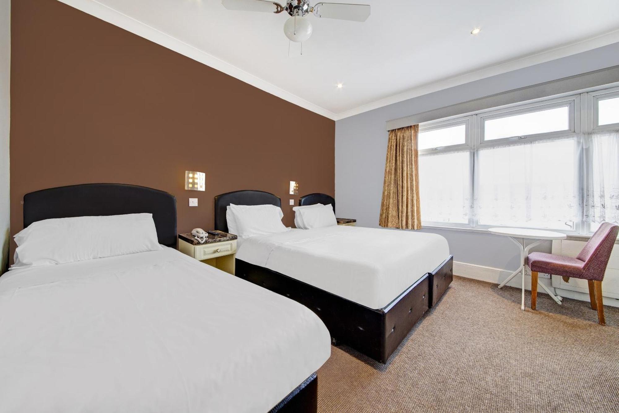 Oyo Bostons Manor Hotel, Hanwell London Greenford  Bagian luar foto