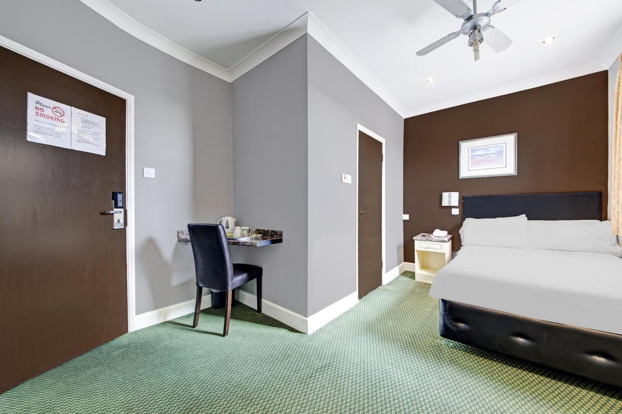 Oyo Bostons Manor Hotel, Hanwell London Greenford  Bagian luar foto