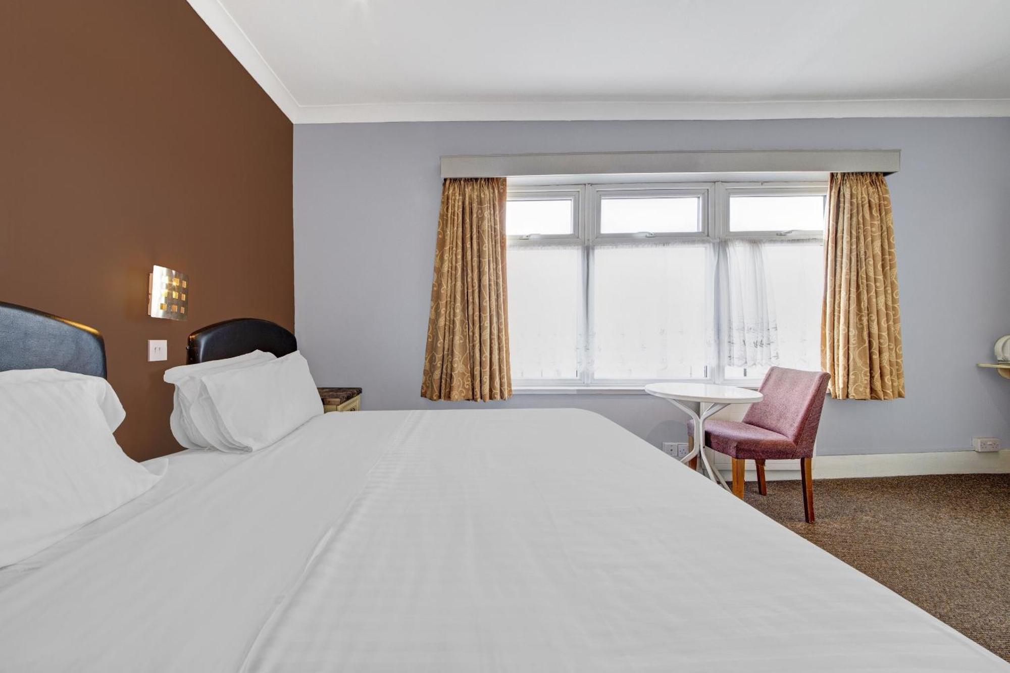 Oyo Bostons Manor Hotel, Hanwell London Greenford  Bagian luar foto