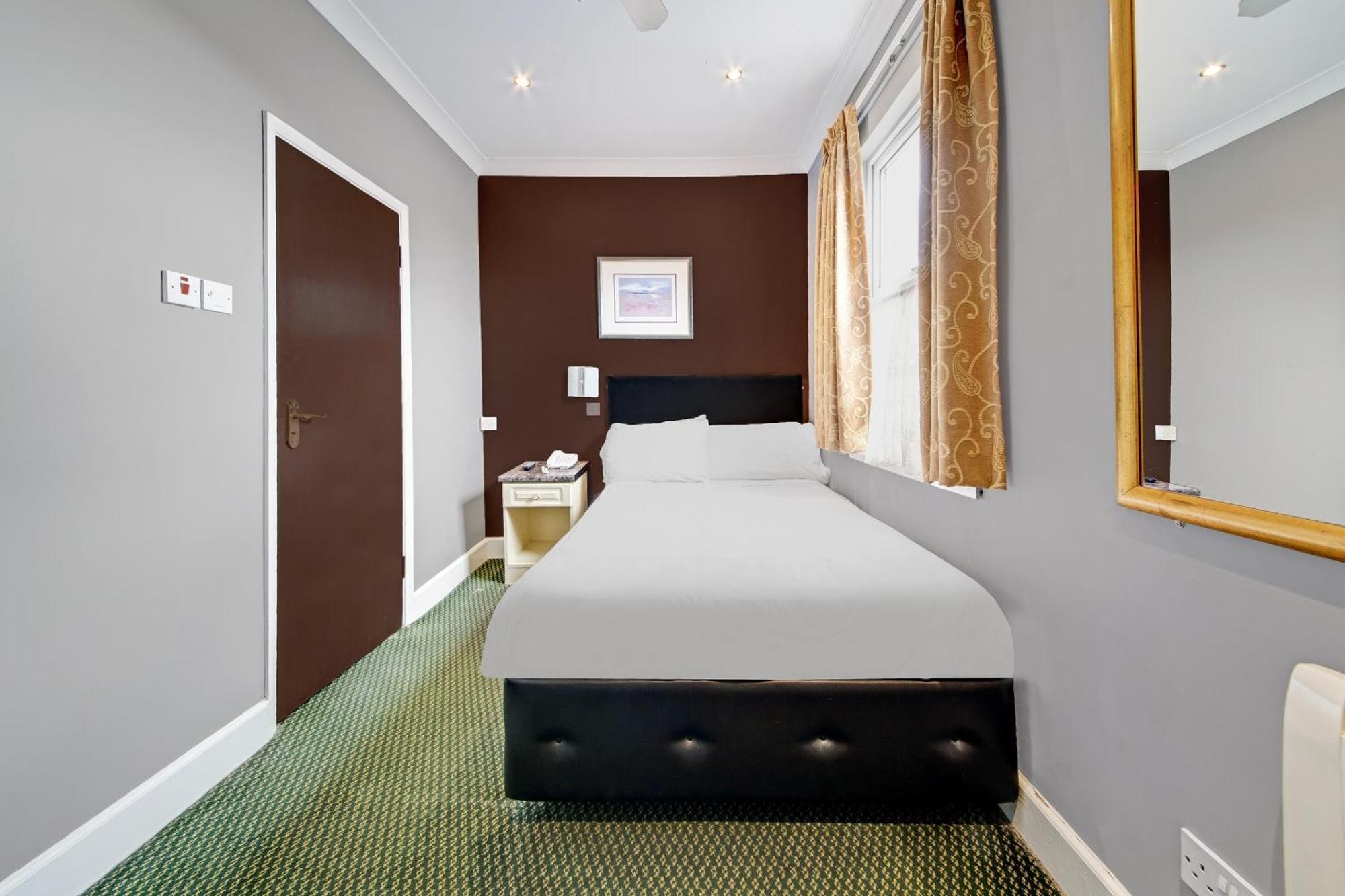 Oyo Bostons Manor Hotel, Hanwell London Greenford  Bagian luar foto