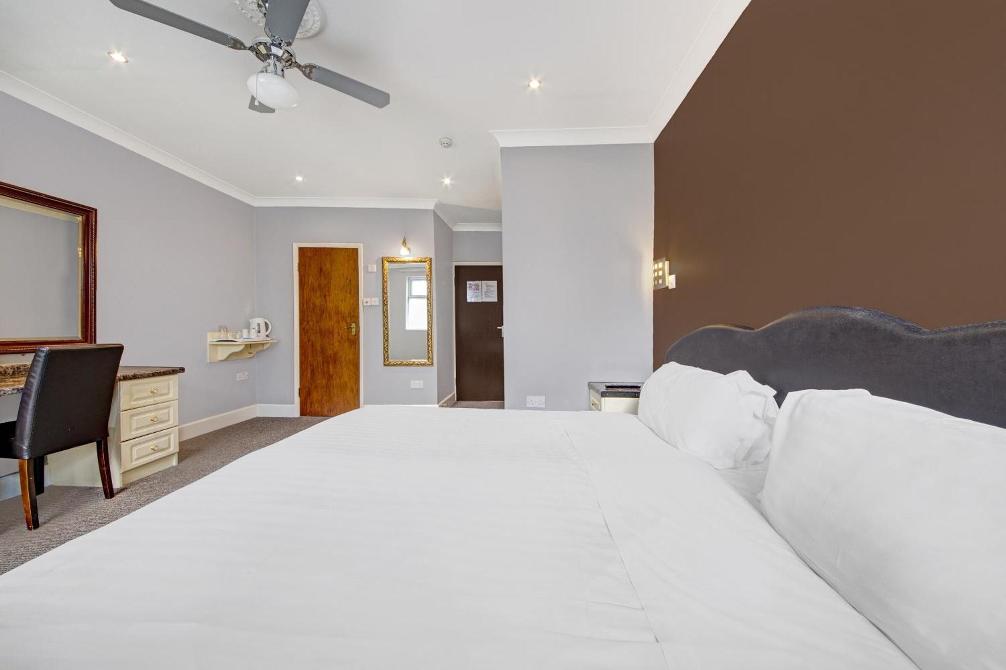 Oyo Bostons Manor Hotel, Hanwell London Greenford  Bagian luar foto