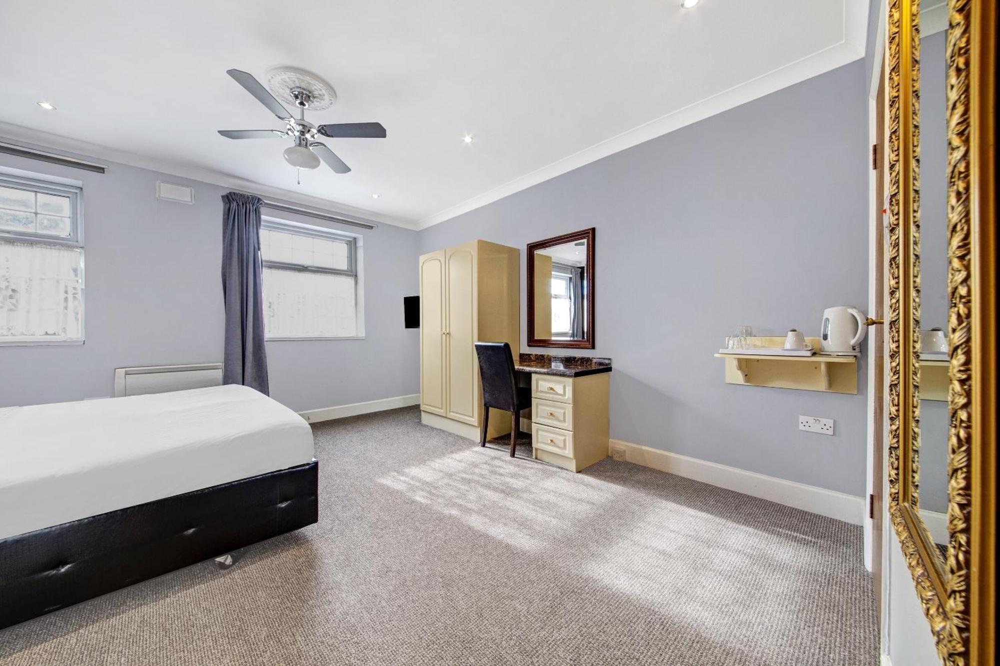 Oyo Bostons Manor Hotel, Hanwell London Greenford  Bagian luar foto