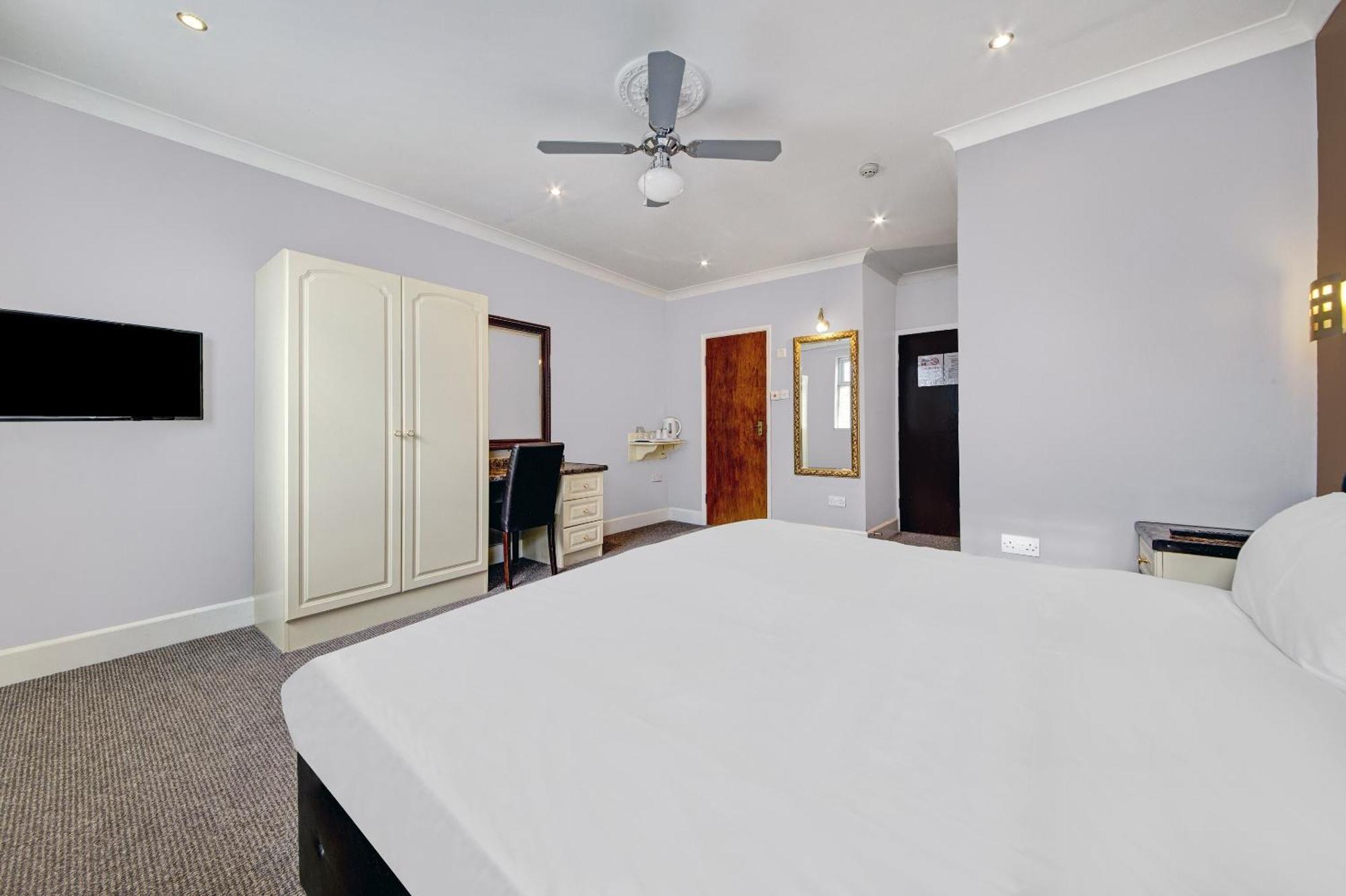 Oyo Bostons Manor Hotel, Hanwell London Greenford  Bagian luar foto
