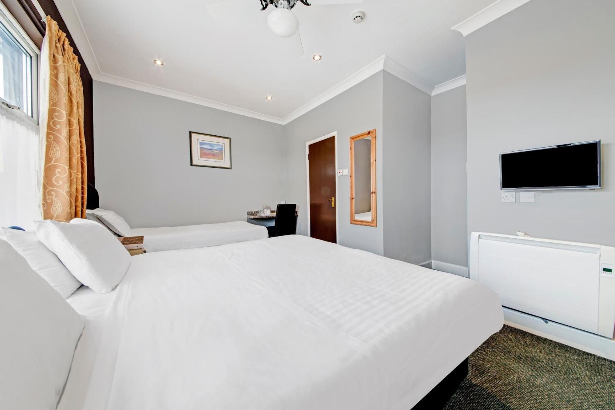 Oyo Bostons Manor Hotel, Hanwell London Greenford  Bagian luar foto