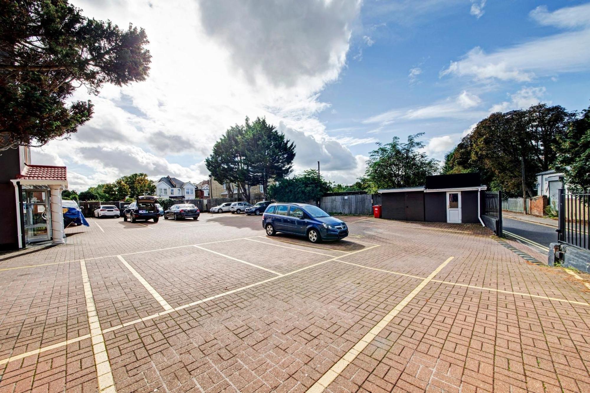 Oyo Bostons Manor Hotel, Hanwell London Greenford  Bagian luar foto