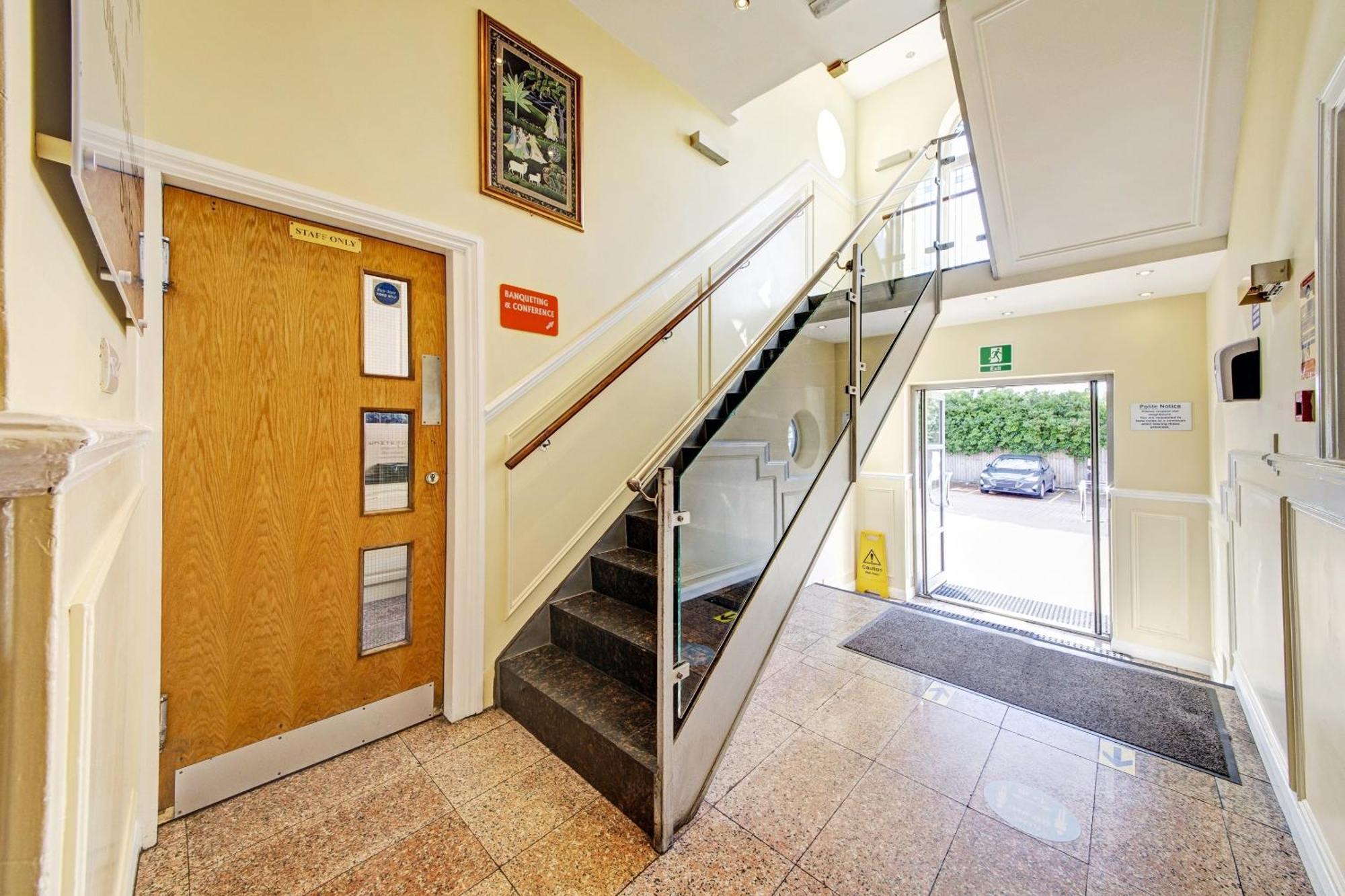 Oyo Bostons Manor Hotel, Hanwell London Greenford  Bagian luar foto