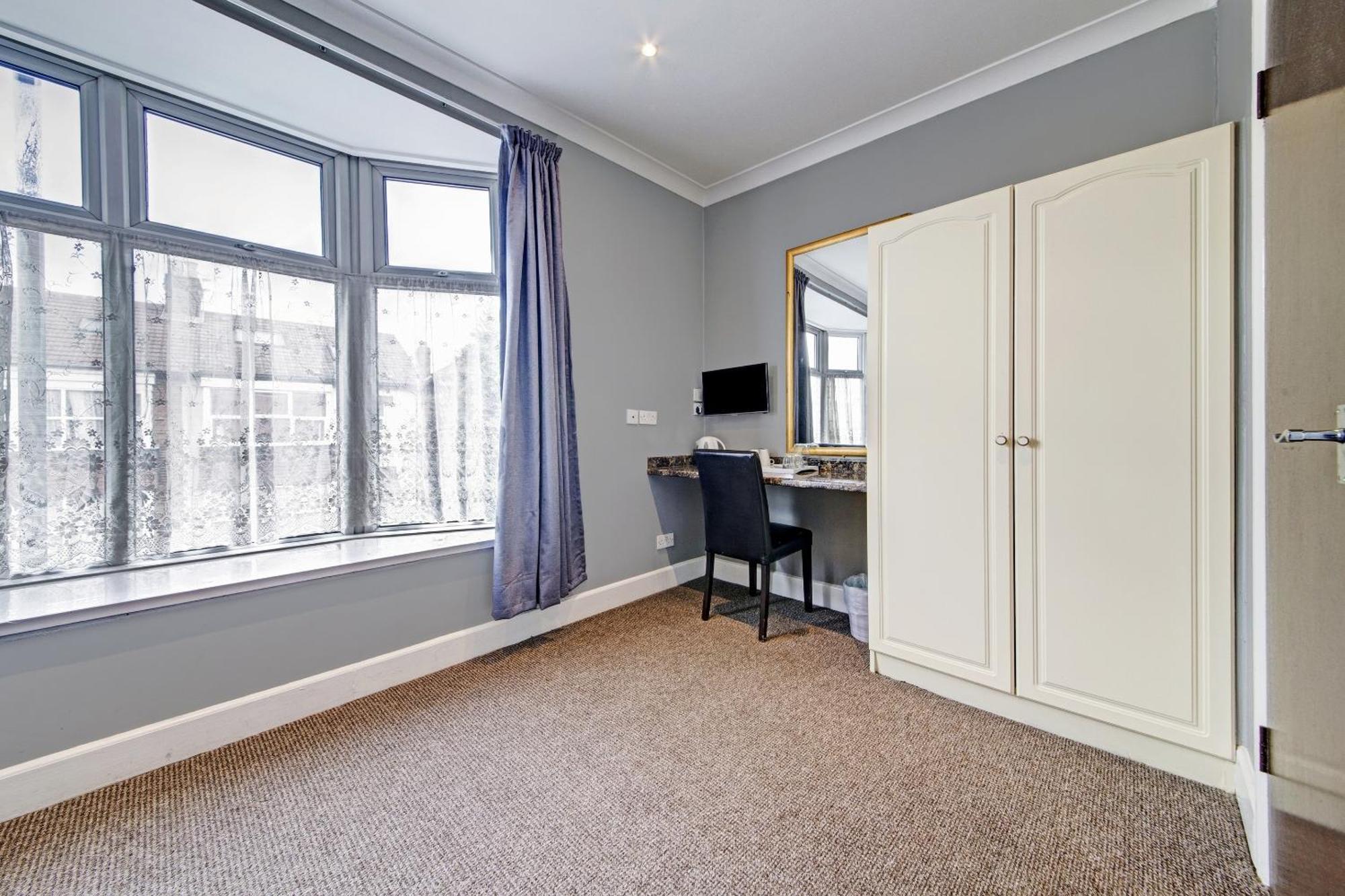 Oyo Bostons Manor Hotel, Hanwell London Greenford  Bagian luar foto