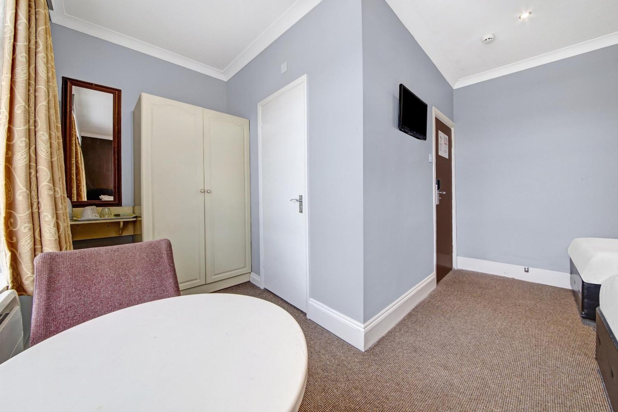 Oyo Bostons Manor Hotel, Hanwell London Greenford  Bagian luar foto
