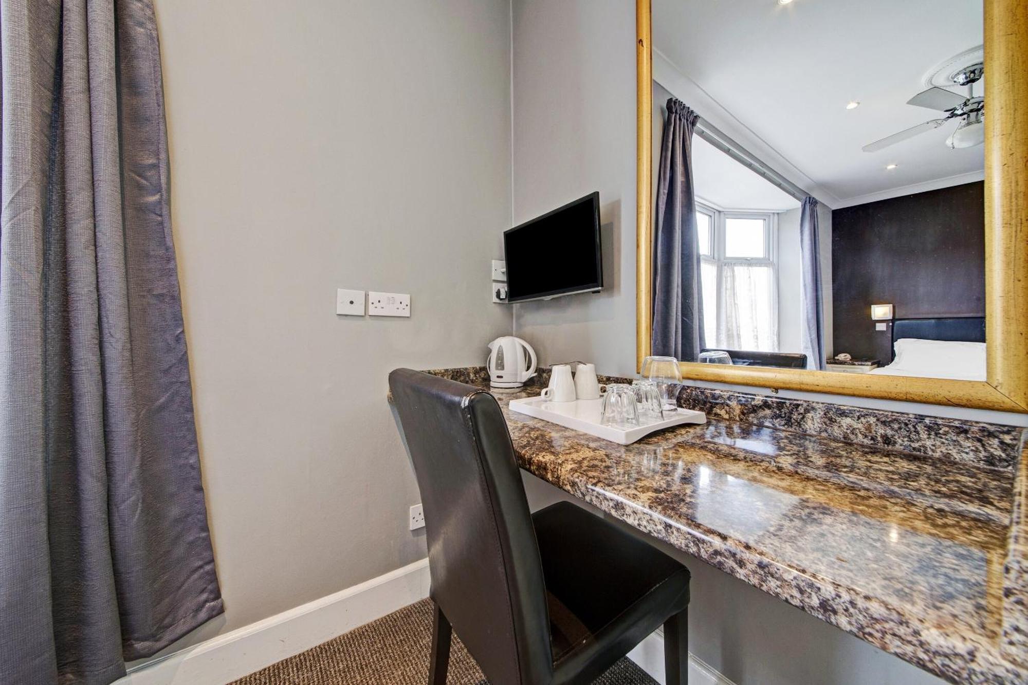 Oyo Bostons Manor Hotel, Hanwell London Greenford  Bagian luar foto