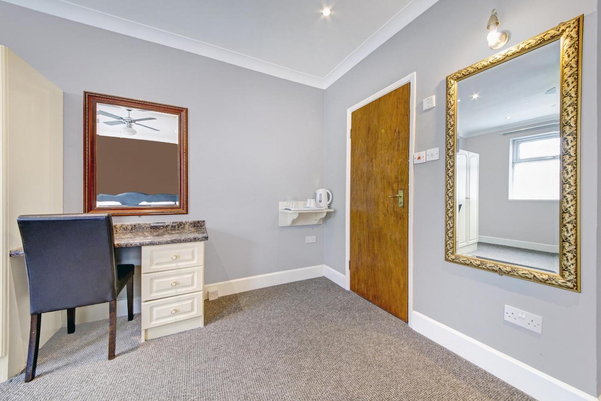 Oyo Bostons Manor Hotel, Hanwell London Greenford  Bagian luar foto