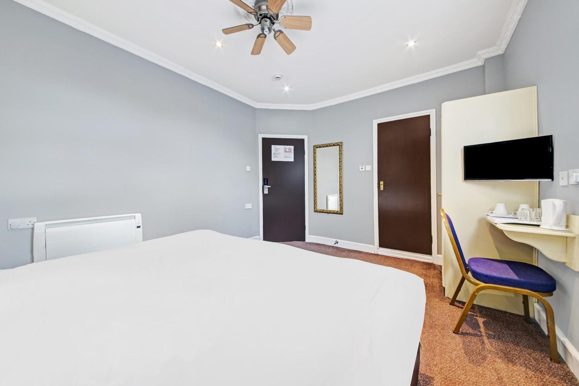 Oyo Bostons Manor Hotel, Hanwell London Greenford  Bagian luar foto