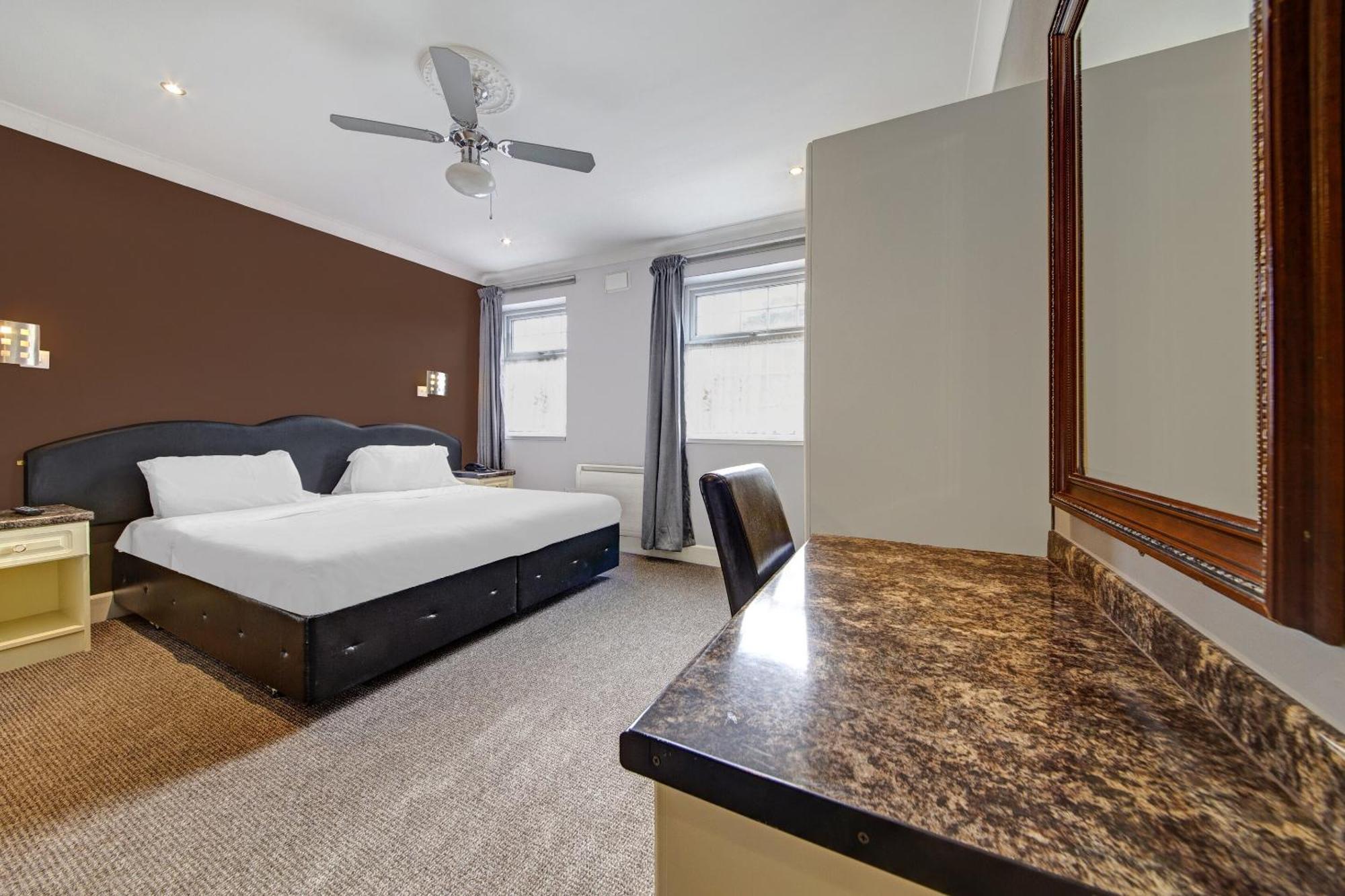 Oyo Bostons Manor Hotel, Hanwell London Greenford  Bagian luar foto