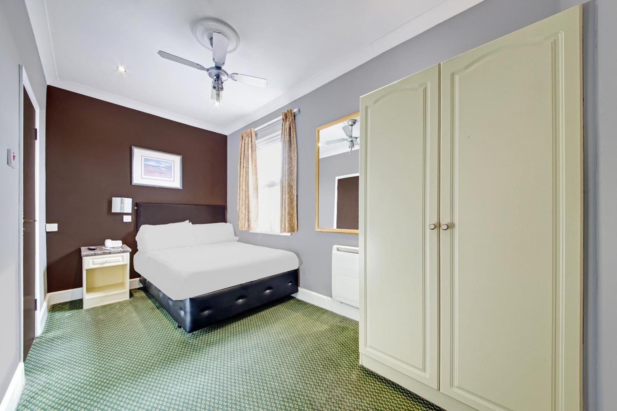 Oyo Bostons Manor Hotel, Hanwell London Greenford  Bagian luar foto