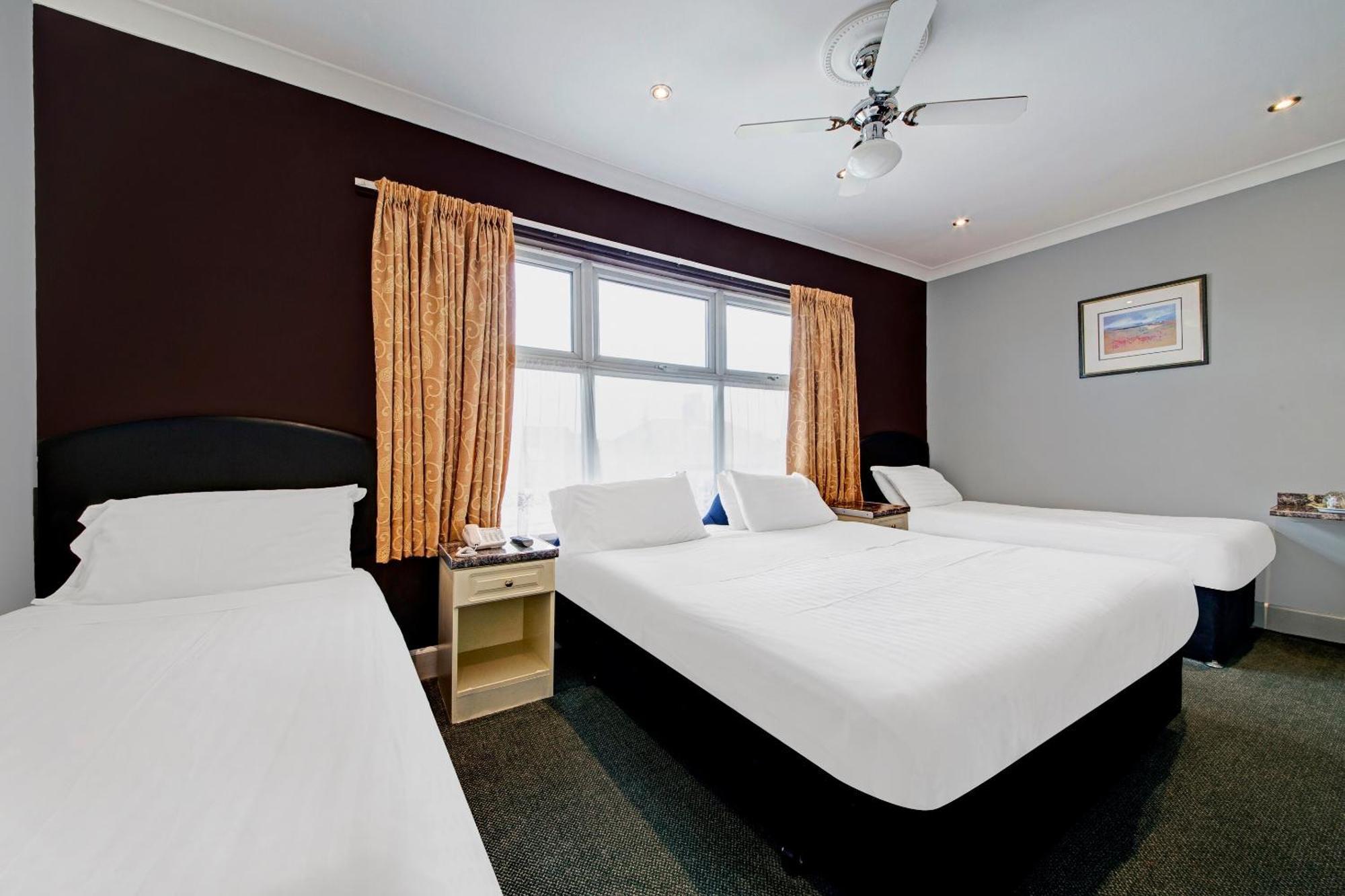 Oyo Bostons Manor Hotel, Hanwell London Greenford  Bagian luar foto