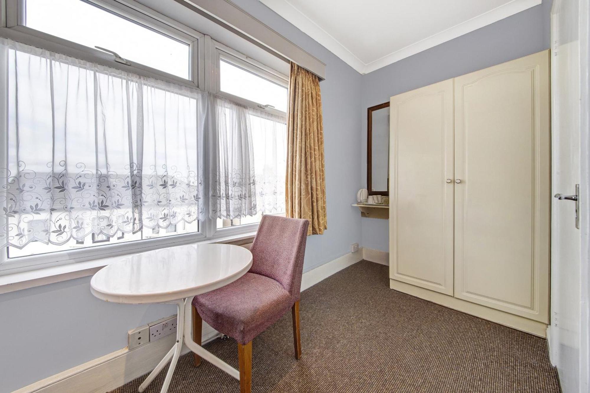 Oyo Bostons Manor Hotel, Hanwell London Greenford  Bagian luar foto