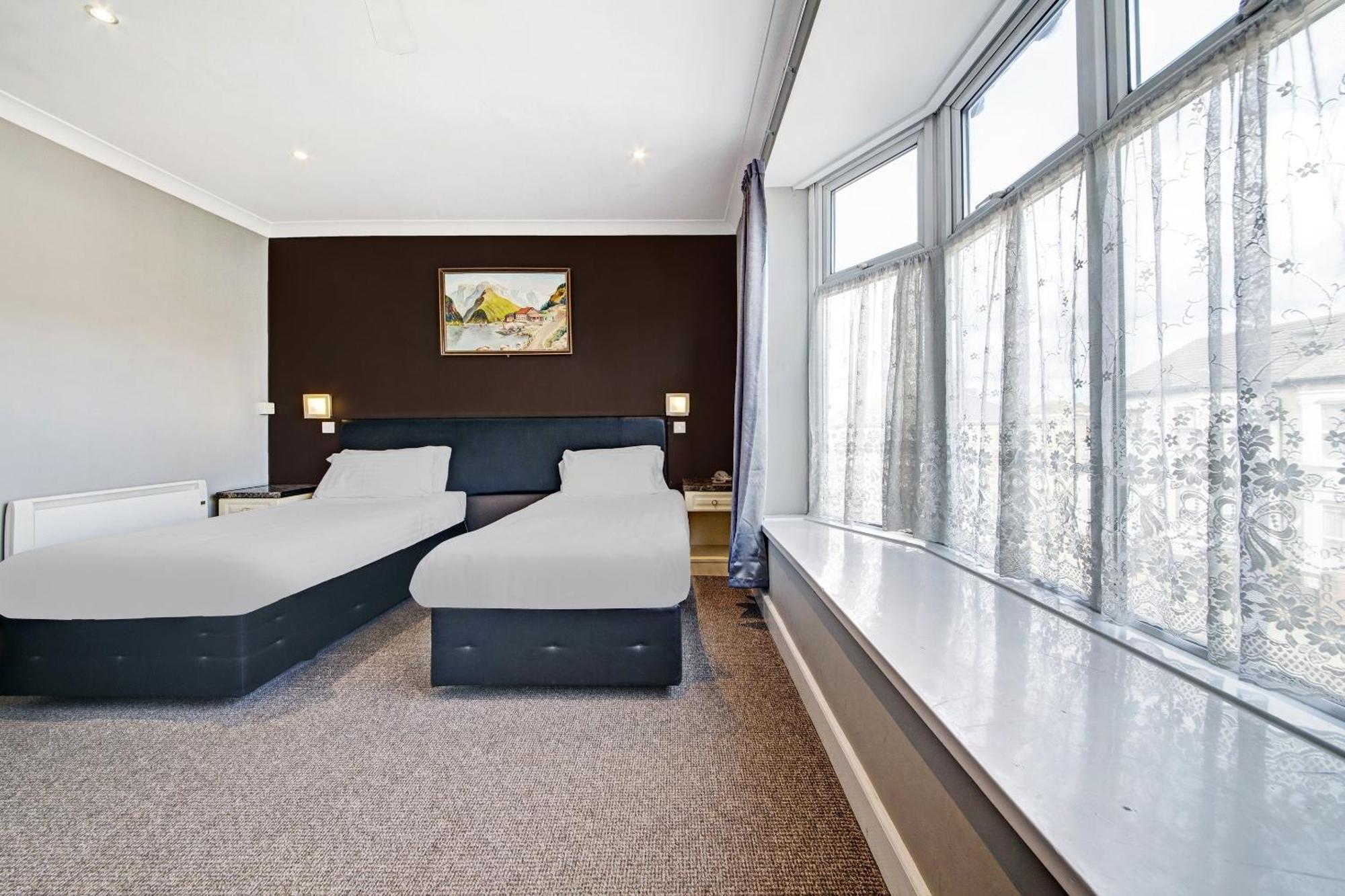 Oyo Bostons Manor Hotel, Hanwell London Greenford  Bagian luar foto