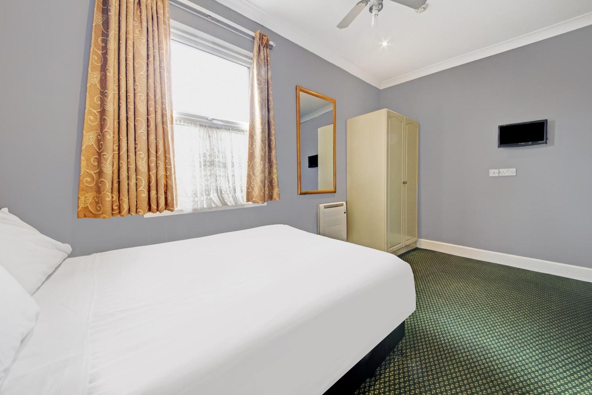 Oyo Bostons Manor Hotel, Hanwell London Greenford  Bagian luar foto